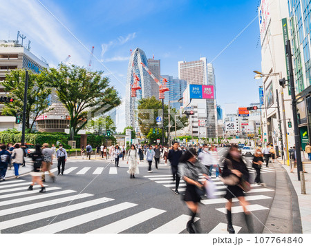 新宿駅東口 107764840