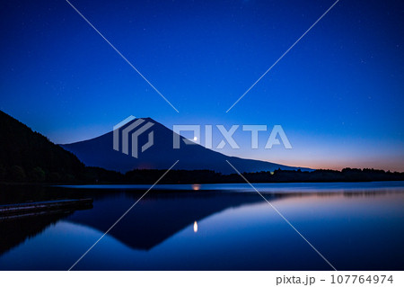 （静岡県）夜明け前の田貫湖から見る富士山・月の出 107764974