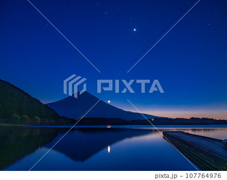 （静岡県）夜明け前の田貫湖から見る富士山・月の出 107764976