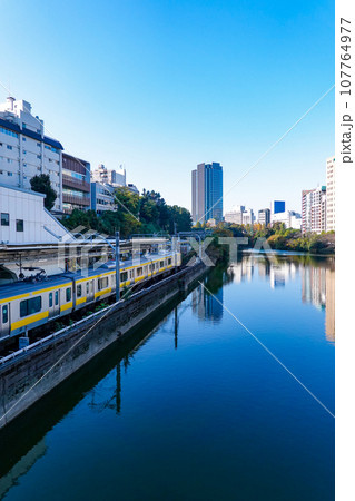 晴れ渡った江戸城外堀の紅葉（東京都千代田区市ヶ谷） 107764977