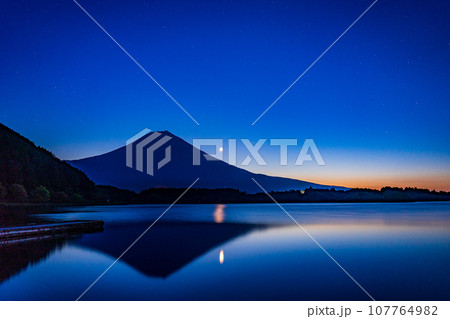 （静岡県）夜明け前の田貫湖から見る富士山・月の出 107764982