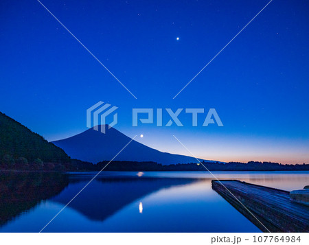 （静岡県）夜明け前の田貫湖から見る富士山・月の出 107764984