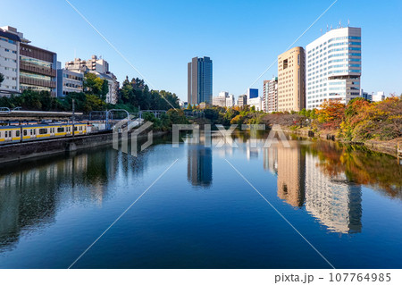 晴れ渡った江戸城外堀の紅葉(東京都千代田区市ヶ谷) 晴れ渡った江戸城外堀の紅葉(東京都千代田区市ヶ谷) 107764985