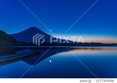 (静岡県)夜明け前の田貫湖から見る富士山・月の出 (静岡県)夜明け前の田貫湖から見る富士山・月の出 107764986