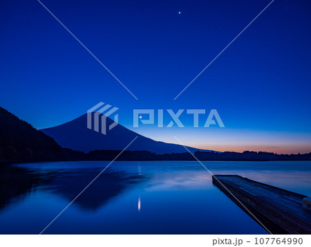 (静岡県)夜明け前の田貫湖から見る富士山・月の出 (静岡県)夜明け前の田貫湖から見る富士山・月の出 107764990