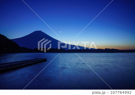 （静岡県）夜明け前の田貫湖から見る富士山・月の出 107764992