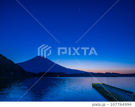 (静岡県)夜明け前の田貫湖から見る富士山・月の出 (静岡県)夜明け前の田貫湖から見る富士山・月の出 107764994