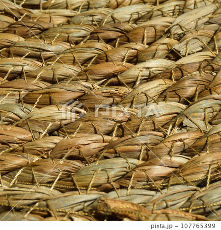 Round woven mat made of water hyacinth fibers, wicker table mats, rattan round woven straw Round woven mat made of water hyacinth fibers, wicker table mats, rattan round woven straw 107765399