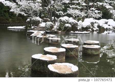 積雪の京都市 平安神宮神苑の臥龍橋を渡る 積雪の京都市 平安神宮神苑の臥龍橋を渡る 107765471