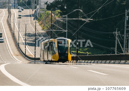 坂道を走行する宇都宮ライトレール 107765609