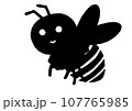 空を飛んでいる蜂のモノクロイラスト 107765985