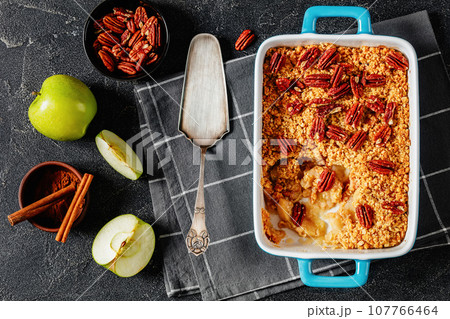 classic apple crisp with oats and pecan nuts 107766464