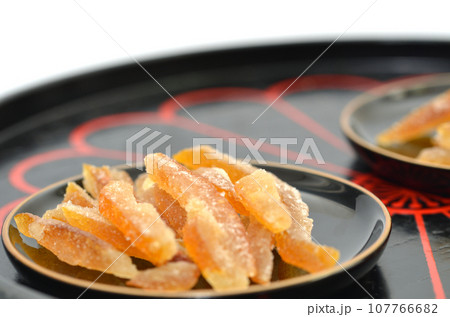 皿に盛った柚子ピール・柚子皮の砂糖漬け 皿に盛った柚子ピール・柚子皮の砂糖漬け 107766682