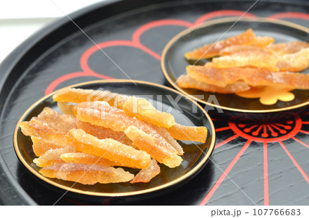 皿に盛った柚子ピール・柚子皮の砂糖漬け 皿に盛った柚子ピール・柚子皮の砂糖漬け 107766683