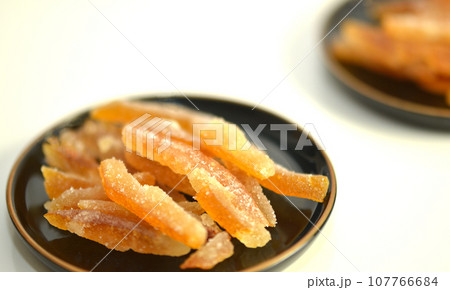 皿に盛った柚子ピール・柚子皮の砂糖漬け 107766684