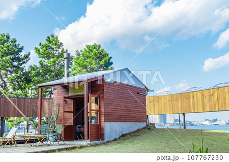 【イメージ素材】都会のバーベキュー場 107767230