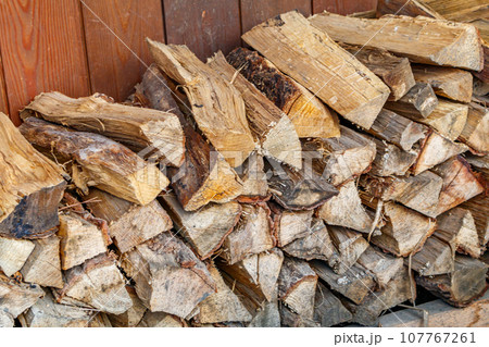 【イメージ素材】積み上げられた薪 107767261