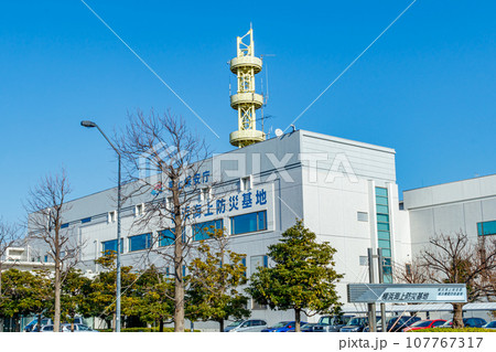【神奈川の都市風景】みなとみらい周辺の都市風景（横浜海上防災基地） 107767317