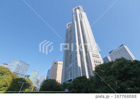 日本の都市風景 高層ビル 東京都内のオフィス街の風景 107768088