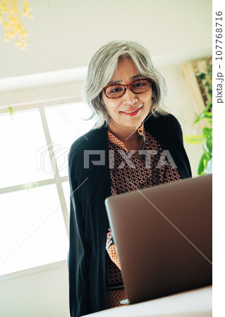 パソコン画面を見つめるシニア女性 107768716