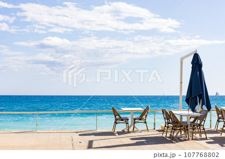 南フランス、マントンの海沿いレストラン 南フランス、マントンの海沿いレストラン 107768802