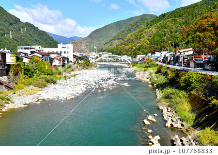 岐阜県飛騨市神岡町 藤波橋／高原川より西里橋方向を望む(岐阜県飛騨市)【2023.10】 107768833