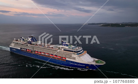 クルーズ客船（豪華客船）セレブリティ・ミレニアム　浦賀水道航行 107768880