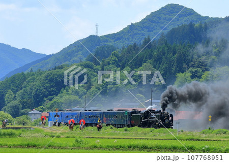 釜石線：SL銀河ラストランにて馬との並走 107768951