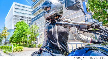 横浜をツーリングする女性ライダー 振り向く 横浜をツーリングする女性ライダー 振り向く 107769115