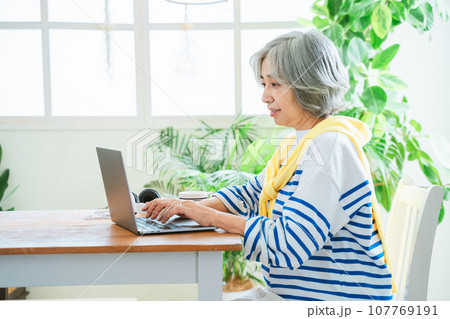 PCとシニア女性 PCとシニア女性 107769191