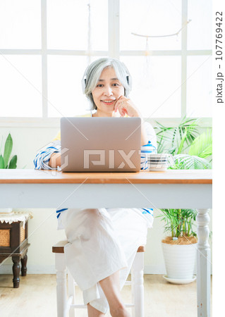 PCとシニア女性 107769422