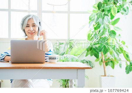 PCとシニア女性 PCとシニア女性 107769424