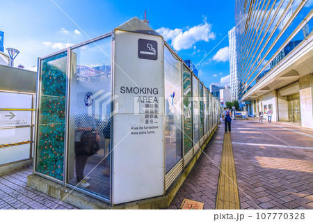 日本の横浜都市景観 10月…4週連続減↓…横浜駅前。スモーキングエリアなどを望む＝12日 107770328