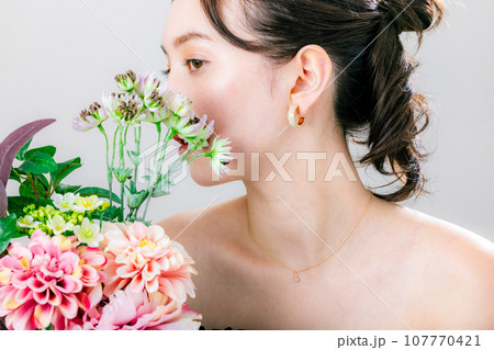 花束を持つ女性 花束を持つ女性 107770421