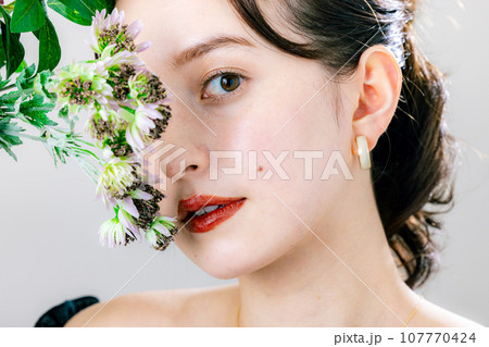 花束を持つ女性 花束を持つ女性 107770424