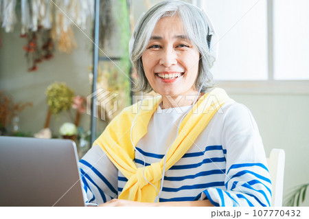 PCとシニア女性 107770432