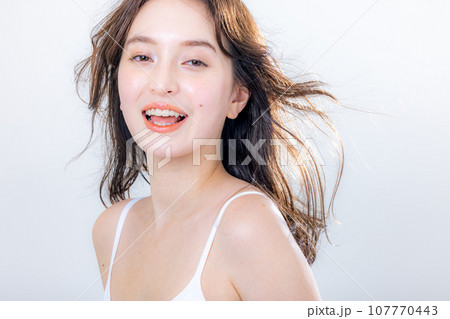 若い女性　ハーフモデル 107770443