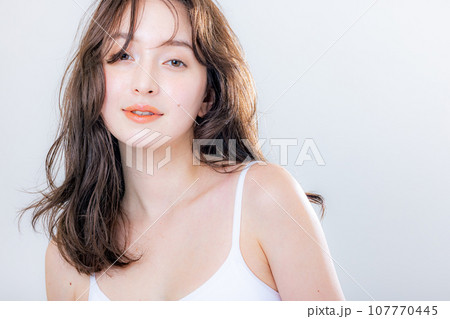若い女性　ハーフモデル 107770445