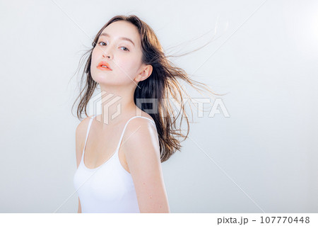 若い女性 ハーフモデル 若い女性 ハーフモデル 107770448