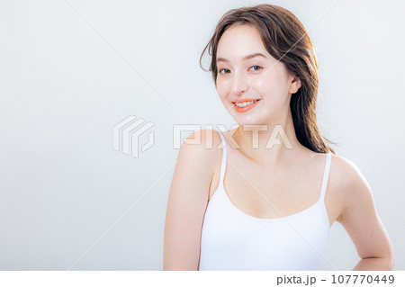 若い女性 ハーフモデル 若い女性 ハーフモデル 107770449