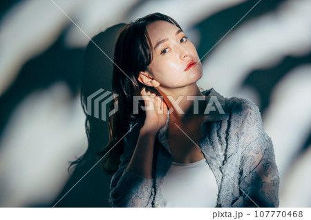 窓際に立つ若い女性 107770468