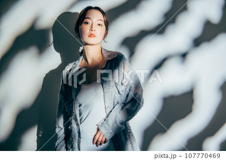 窓際に立つ若い女性 窓際に立つ若い女性 107770469