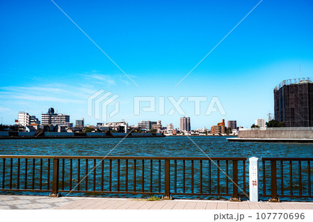 秋空に映える東京葛飾に流れる中川越しの風景 秋空に映える東京葛飾に流れる中川越しの風景 107770696
