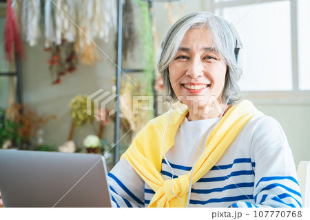 PCとシニア女性 PCとシニア女性 107770768