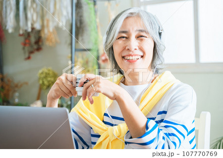 PCとシニア女性 PCとシニア女性 107770769