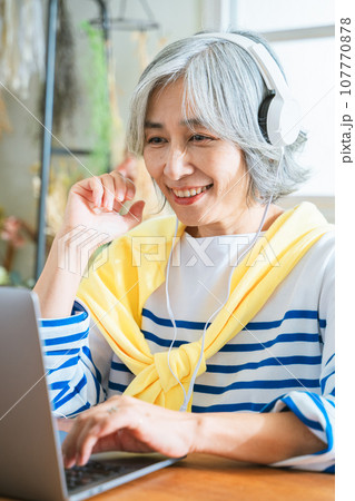 PCとシニア女性 107770878