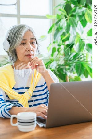 PCとシニア女性 PCとシニア女性 107770880