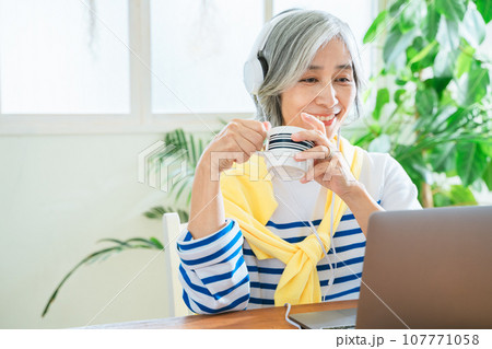 PCとシニア女性 107771058