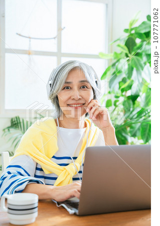 PCとシニア女性 107771062