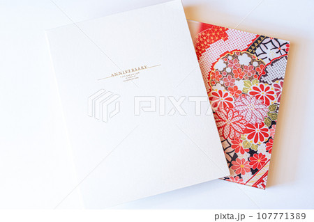 卒業の記念に写真館でつくったアルバム 107771389